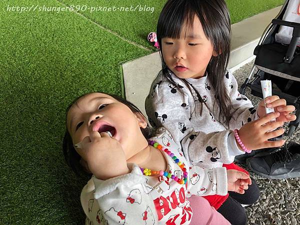 兩位小女孩在吃益生菌