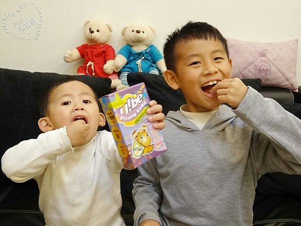 兩個小孩吃小悠活兒童多醣體