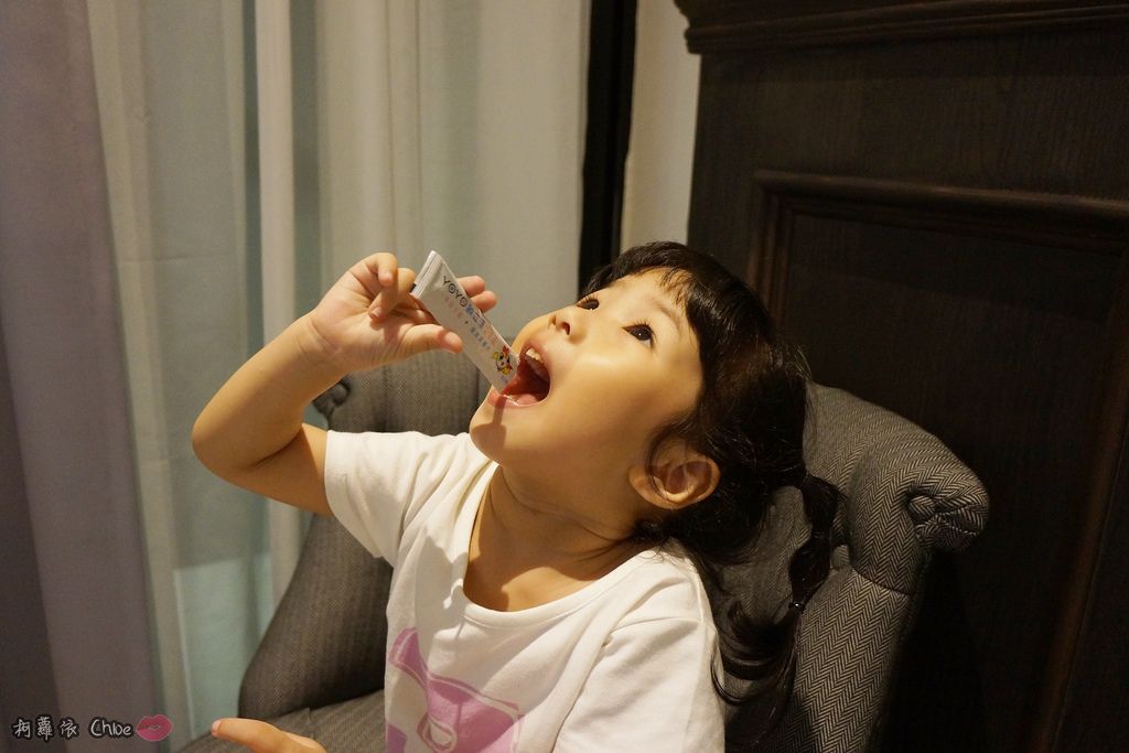小女孩吃益生菌