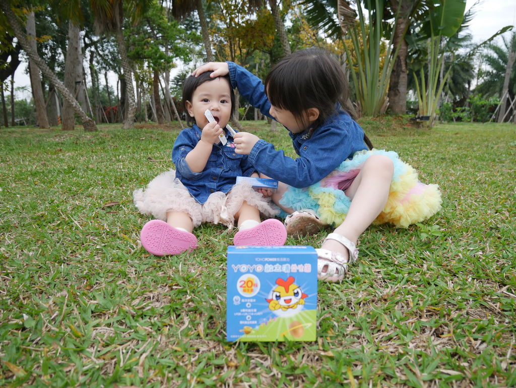 兩位小女孩在草地上玩耍