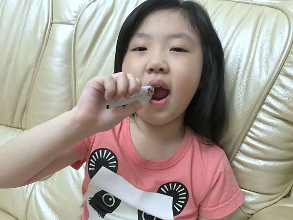 小女孩吃著YOYO敏立清益生菌