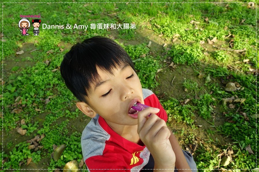 小男孩在吃敏立清益生菌