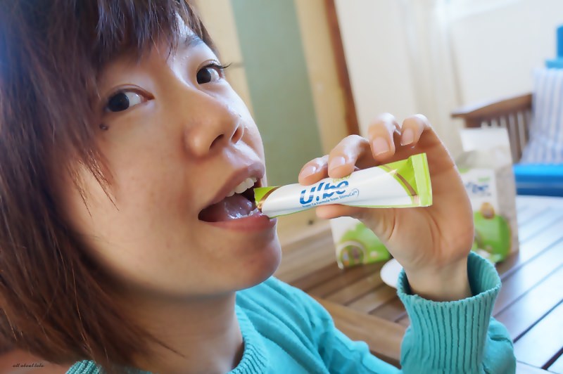 一位女生正在吃原力鈣+D